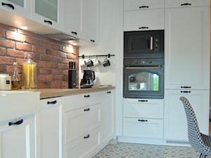 biała kuchnia z cegłą - zdjęcie od Studio Projektowe Łowicz