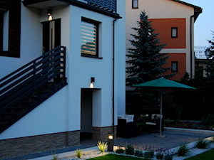 jasna elewacja domu, oświetlenie dookoła domu - zdjęcie od Studio Projektowe Łowicz