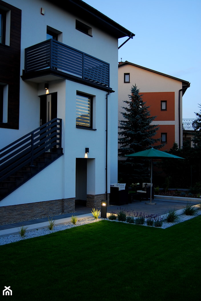 jasna elewacja domu, oświetlenie dookoła domu - zdjęcie od Studio Projektowe Łowicz - Homebook