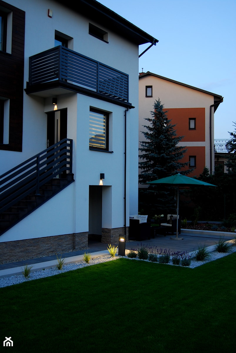 jasna elewacja domu, oświetlenie dookoła domu - zdjęcie od Studio Projektowe Łowicz