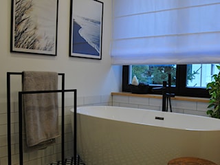 Łazienka z wanną wolnostojącą i prysznicem