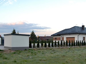 nowoczesna biała elewacja z drewnem, murowane ogrodzenie - zdjęcie od Studio Projektowe Łowicz
