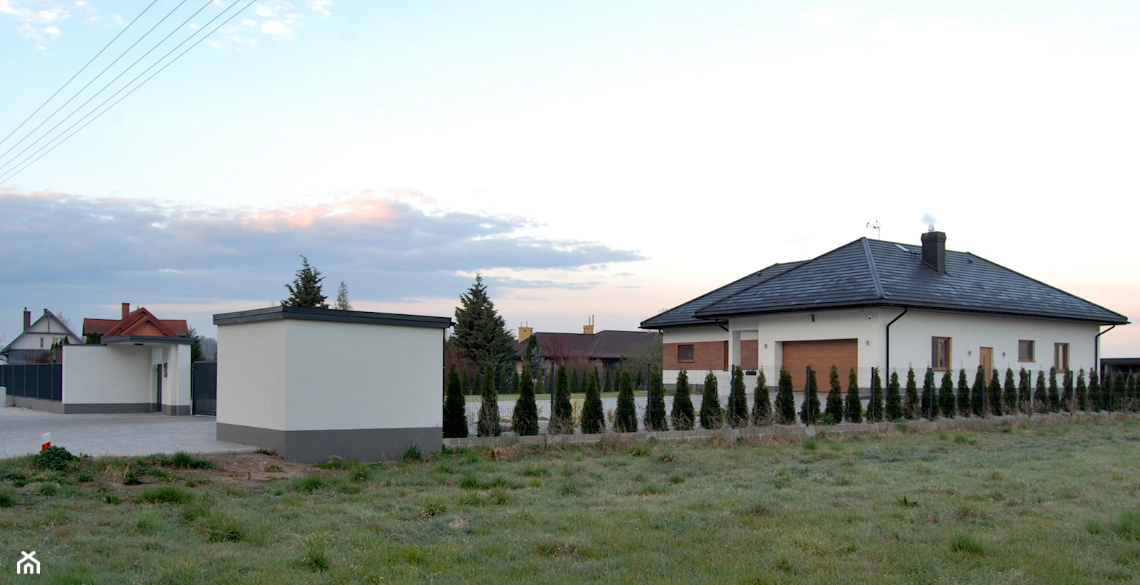 nowoczesna biała elewacja z drewnem, murowane ogrodzenie - zdjęcie od Studio Projektowe Łowicz - Homebook