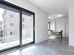 T-Slide - nowowczesne, przesuwne drzwi tarasowe - Salon, styl minimalistyczny - zdjęcie od BUDVAR