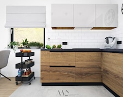 Kuchnia drewnopodobna z szarością i czernią - zdjęcie od Projektowanie i Aranżacja Wnętrz Marta Dalecka - Homebook
