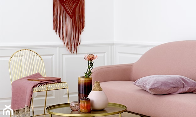 różowa sofa i złote dekoracje