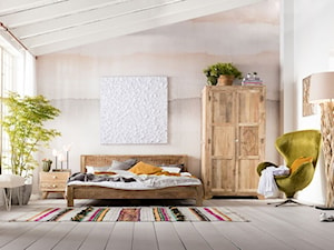 Średnia biała sypialnia na poddaszu z balkonem / tarasem, styl prowansalski - zdjęcie od sfmeble.pl