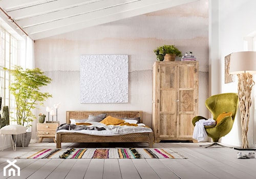 Średnia biała sypialnia na poddaszu z balkonem / tarasem, styl prowansalski - zdjęcie od sfmeble.pl