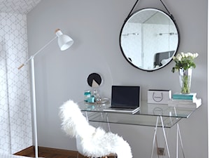 Metamorfoza sypialni - Mała biała szara z biurkiem sypialnia na poddaszu, styl glamour - zdjęcie od sfmeble.pl