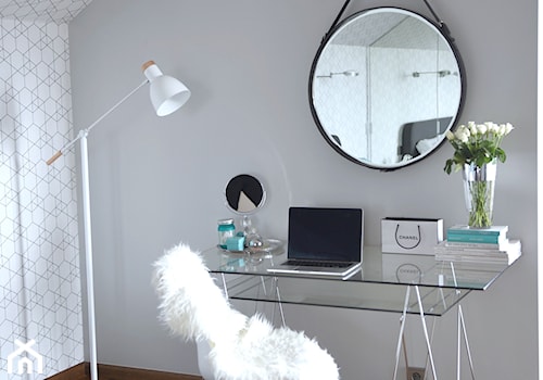 Metamorfoza sypialni - Mała biała szara z biurkiem sypialnia na poddaszu, styl glamour - zdjęcie od sfmeble.pl