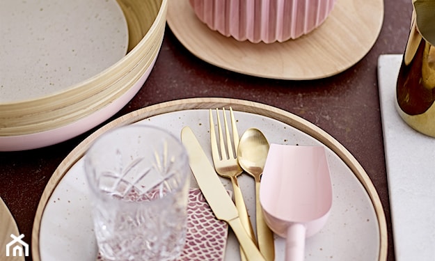 różowo-złota dekoracja stołu