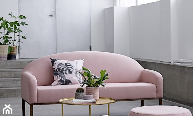 pastelowa sofa w różu