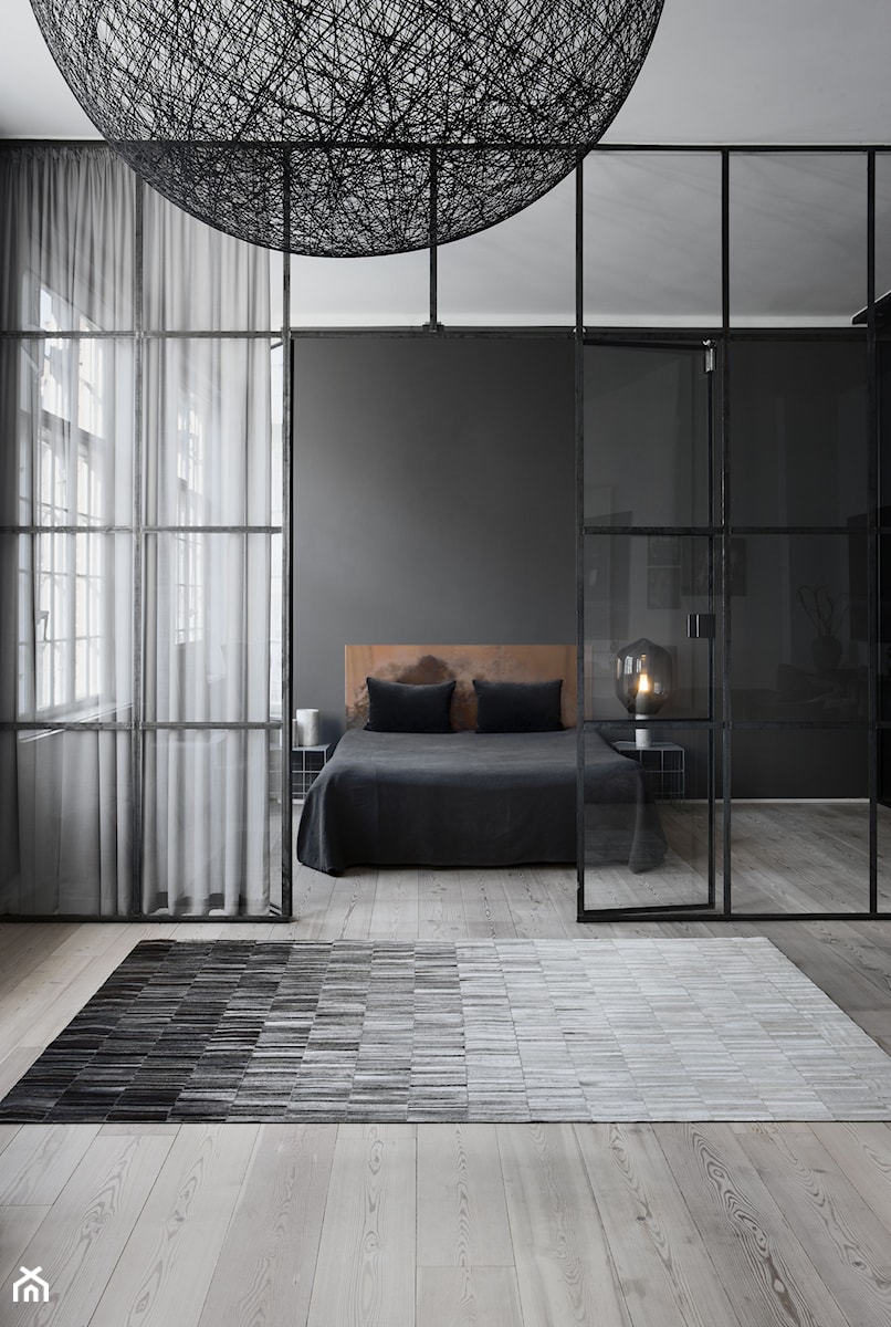 Duża czarna sypialnia, styl nowoczesny - zdjęcie od sfmeble.pl