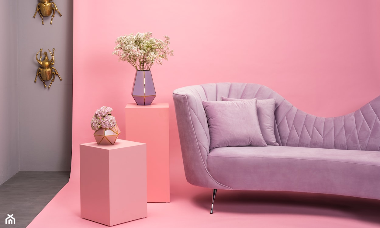 różowy salon w stylu nowoczesnym