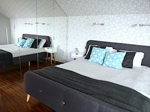 Metamorfoza sypialni - Mała biała sypialnia na poddaszu, styl skandynawski - zdjęcie od sfmeble.pl