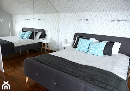 Metamorfoza sypialni - Mała biała sypialnia na poddaszu, styl skandynawski - zdjęcie od sfmeble.pl