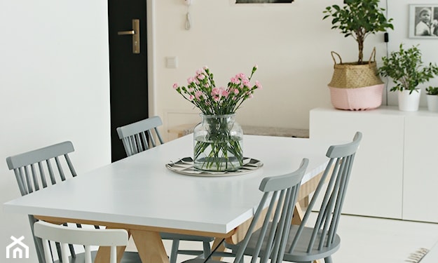 skandynawska jadalnia z białym stołem i szarymi krzesłami