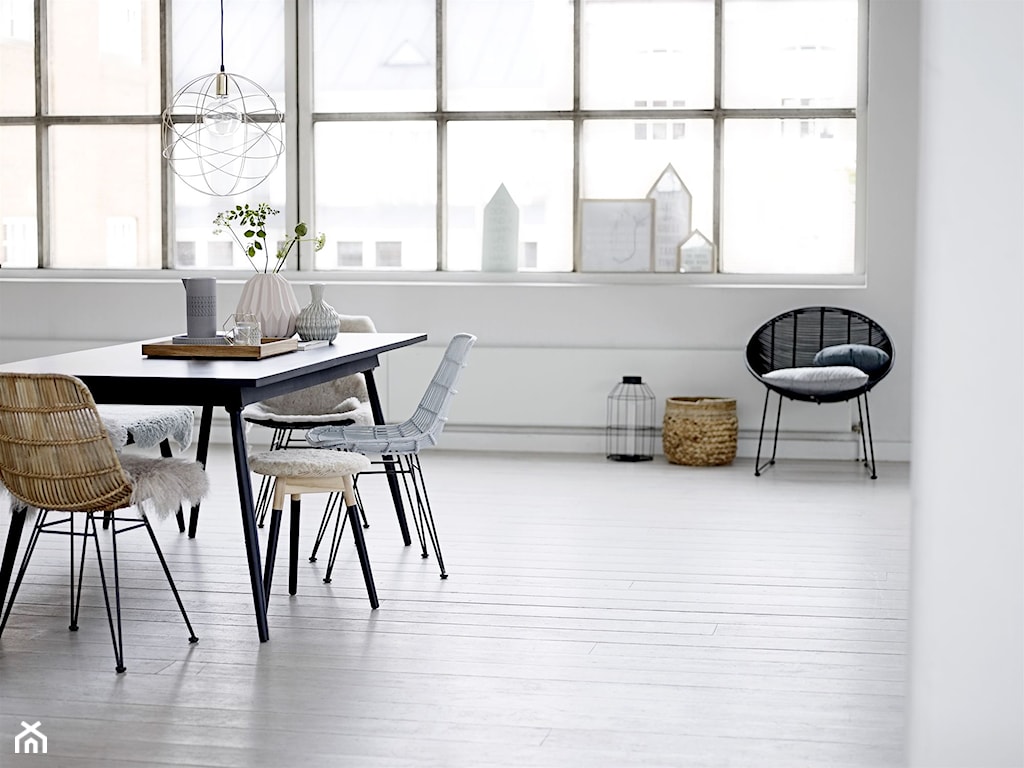 minimalistyczna skandynawska jadalnia z rattanowymi krzesłami