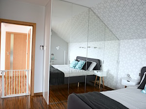 Metamorfoza sypialni - Średnia biała sypialnia na poddaszu, styl nowoczesny - zdjęcie od sfmeble.pl