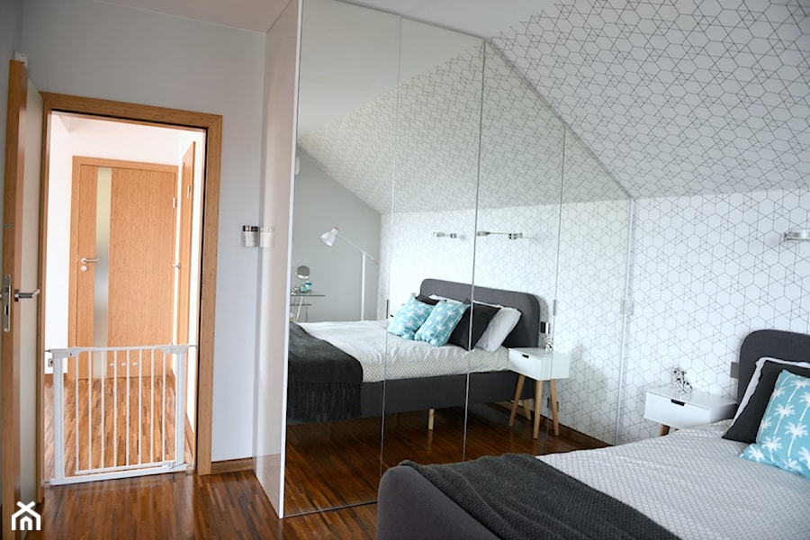 Metamorfoza sypialni - Średnia biała sypialnia na poddaszu, styl nowoczesny - zdjęcie od sfmeble.pl