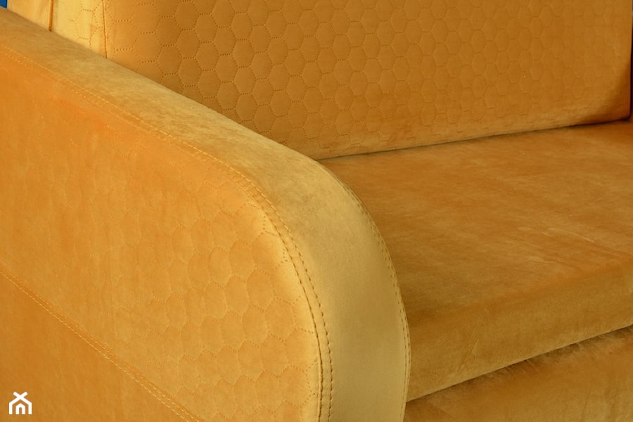 Miodowa żółta sofa pikowana ozdobna - zdjęcie od zpuh.meblomar