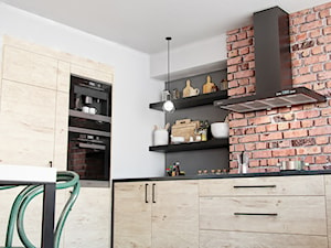 Średnia otwarta biała szara z zabudowaną lodówką kuchnia w kształcie litery l, styl industrialny - zdjęcie od OkapyKuchenne.pl