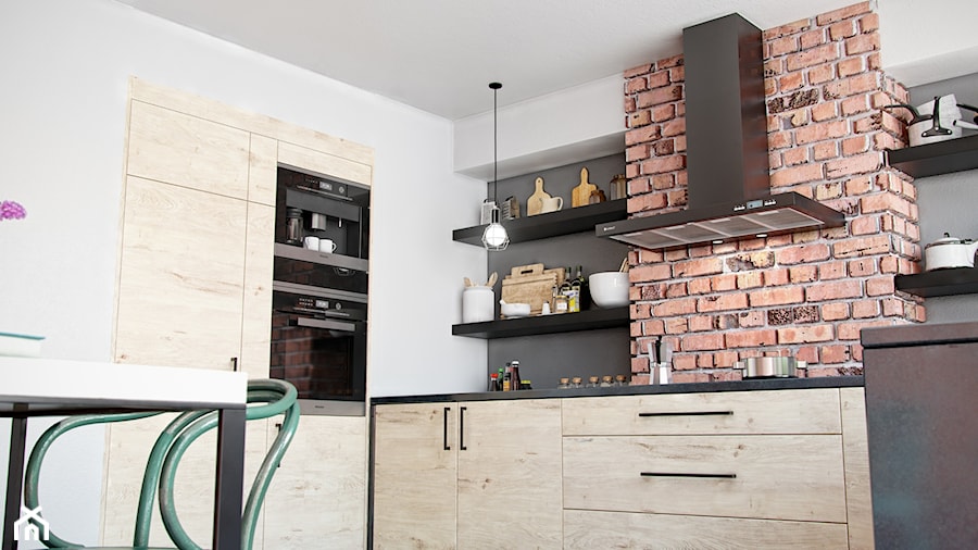 Średnia otwarta biała szara z zabudowaną lodówką kuchnia w kształcie litery l, styl industrialny - zdjęcie od OkapyKuchenne.pl