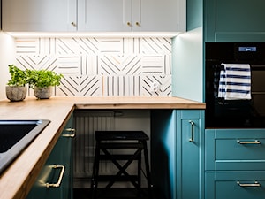 Zielona kuchnia z kolorowymi płytkami - Kuchnia, styl nowoczesny - zdjęcie od Pracownia projektowa Ideovo