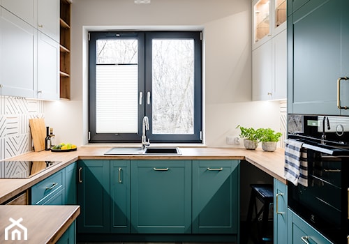 Zielona kuchnia z kolorowymi płytkami - Kuchnia, styl skandynawski - zdjęcie od Pracownia projektowa Ideovo