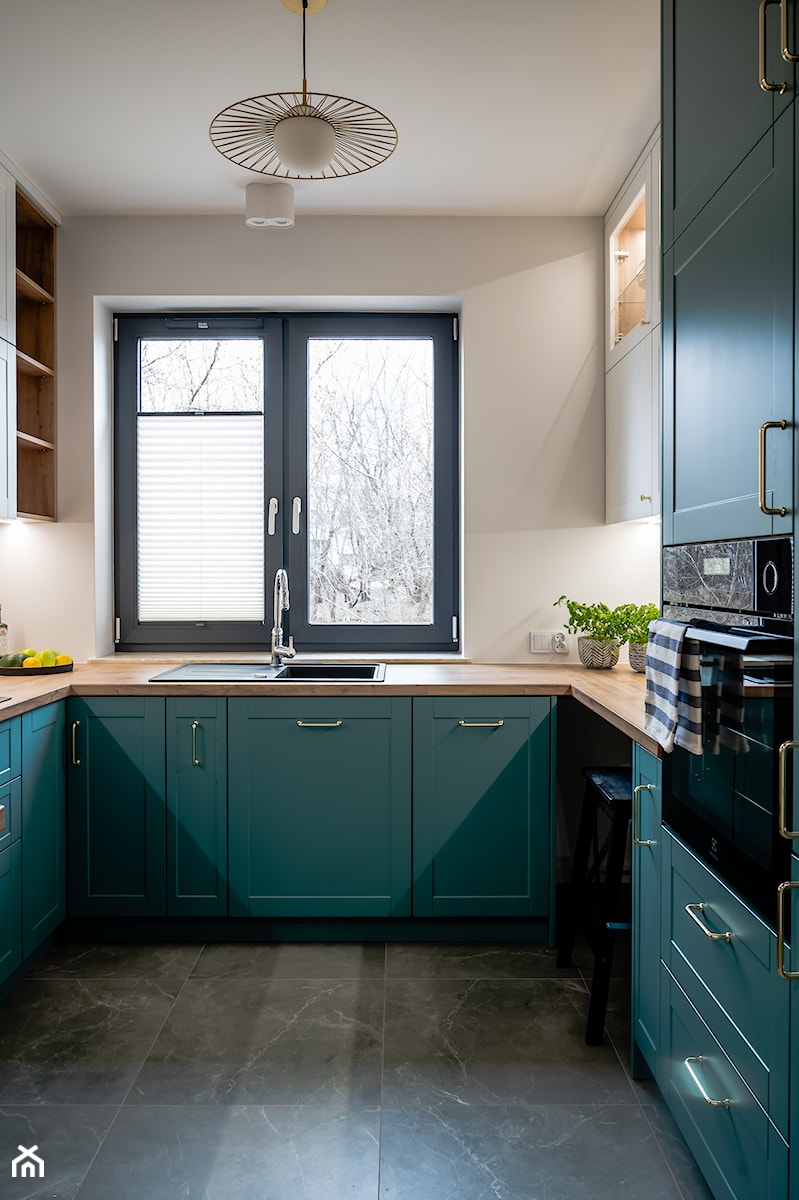 Zielona kuchnia z kolorowymi płytkami - Kuchnia, styl nowoczesny - zdjęcie od Pracownia projektowa Ideovo