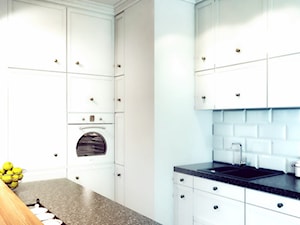 Mieszkanie - Klimt House Warszawa - Średnia otwarta z kamiennym blatem biała z zabudowaną lodówką z nablatowym zlewozmywakiem kuchnia w kształcie litery l z wyspą lub półwyspem - zdjęcie od OSOM.