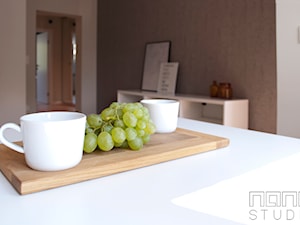 Dwupokojowe mieszkanie w Raciborzu - Biały salon z kuchnią, styl nowoczesny - zdjęcie od nanoSTUDIO