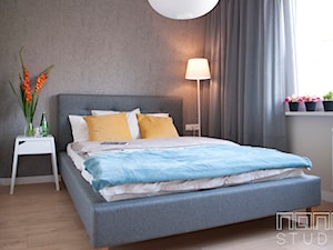 Dwupokojowe mieszkanie w Raciborzu - Mała szara sypialnia, styl nowoczesny - zdjęcie od nanoSTUDIO