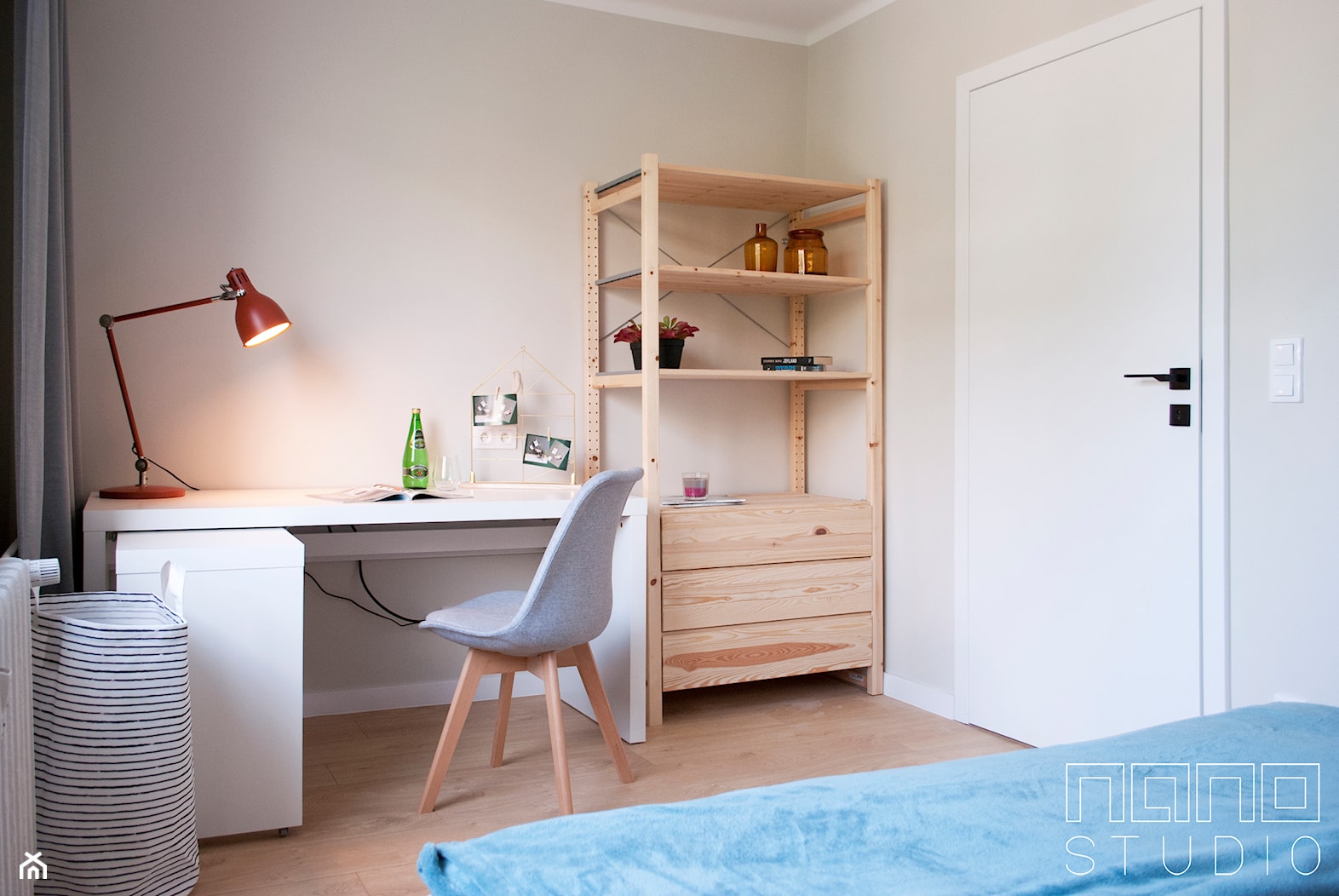 Dwupokojowe mieszkanie w Raciborzu - Małe z sofą beżowe biuro, styl nowoczesny - zdjęcie od nanoSTUDIO - Homebook