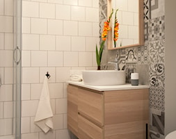 Dwupokojowe mieszkanie w Raciborzu - Mała na poddaszu z lustrem łazienka, styl nowoczesny - zdjęcie od nanoSTUDIO - Homebook