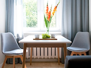 Dwupokojowe mieszkanie w Raciborzu - Mała jadalnia w salonie, styl nowoczesny - zdjęcie od nanoSTUDIO