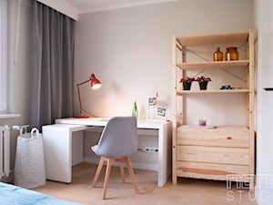 Dwupokojowe mieszkanie w Raciborzu - Mała biała szara z biurkiem sypialnia, styl nowoczesny - zdjęcie od nanoSTUDIO