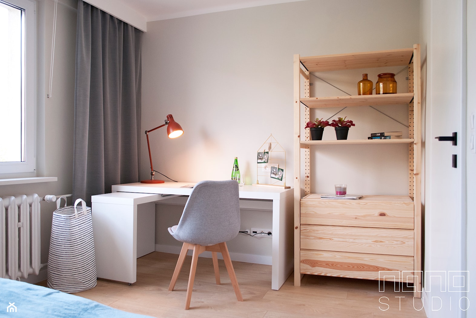 Dwupokojowe mieszkanie w Raciborzu - Mała biała szara z biurkiem sypialnia, styl nowoczesny - zdjęcie od nanoSTUDIO - Homebook