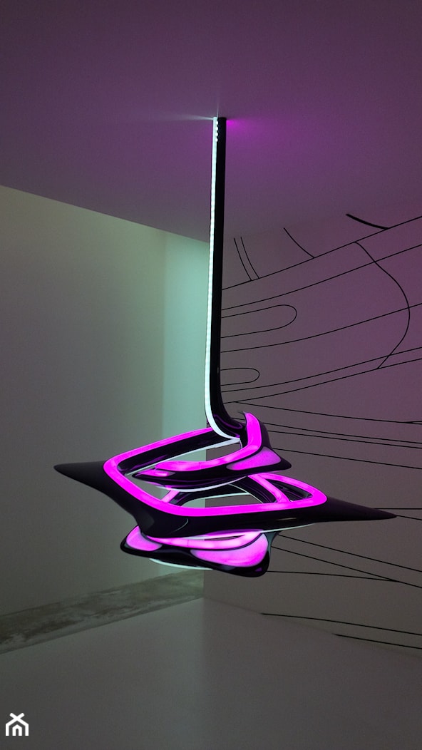 Futurystyczna oprawa wisząca LED RGB projektu Zaha Hadid. - zdjęcie od Projekt 08 - Oświetlenie Gdynia - Homebook