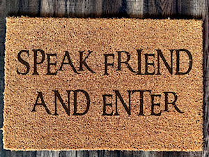 "Speak friend" Wycieraczka kokosowa - zdjęcie od Giftgravity