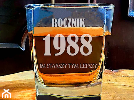 Aranżacje wnętrz - Kuchnia: Szklanka do whisky "Rocznik ... im starszy tym lepszy" - Giftgravity. Przeglądaj, dodawaj i zapisuj najlepsze zdjęcia, pomysły i inspiracje designerskie. W bazie mamy już prawie milion fotografii!