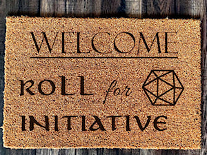 "Roll for Initiative" Wycieraczka kokosowa - zdjęcie od Giftgravity