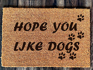 "Hope you like dogs" Wycieraczka kokosowa - zdjęcie od Giftgravity