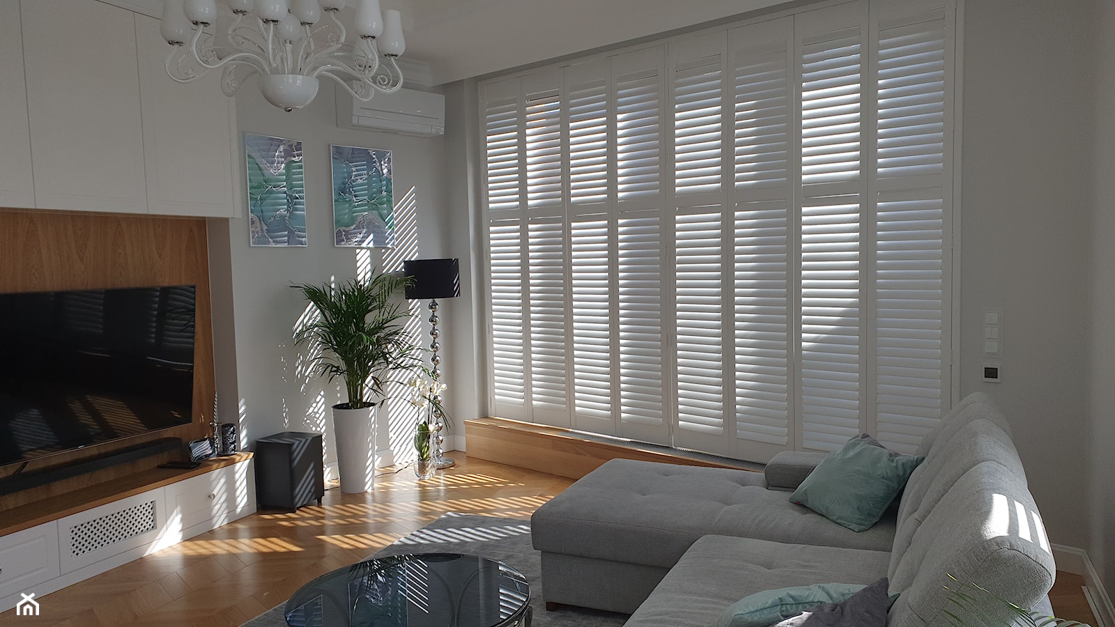 Shutters w salonie. - zdjęcie od RolbestShutters -Producent Okiennic Wewnętrznych - Homebook