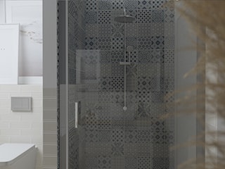 Łazienka biel, granat i mozaika