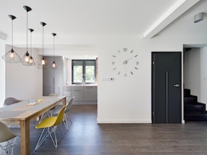 Elmo - Średnia otwarta biała z zabudowaną lodówką z nablatowym zlewozmywakiem kuchnia jednorzędowa z oknem, styl nowoczesny - zdjęcie od Niuans projektowanie wnętrz