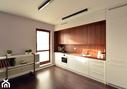 Mała z salonem fioletowa z zabudowaną lodówką z podblatowym zlewozmywakiem kuchnia jednorzędowa, styl nowoczesny - zdjęcie od Niuans projektowanie wnętrz