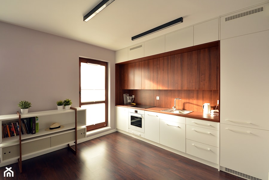 Mała z salonem fioletowa z zabudowaną lodówką z podblatowym zlewozmywakiem kuchnia jednorzędowa, styl nowoczesny - zdjęcie od Niuans projektowanie wnętrz
