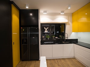 NIEBANALNY AKCENT - Średnia zamknięta z kamiennym blatem biała z zabudowaną lodówką z podblatowym zlewozmywakiem kuchnia w kształcie litery l z oknem, styl nowoczesny - zdjęcie od SARMAG Studio kuchenne