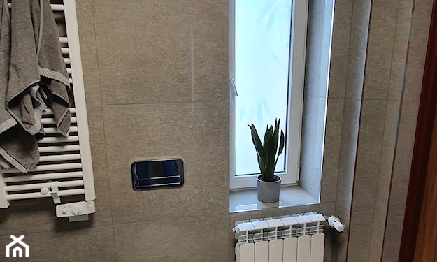 folia ozdobna na oknie w łazience
